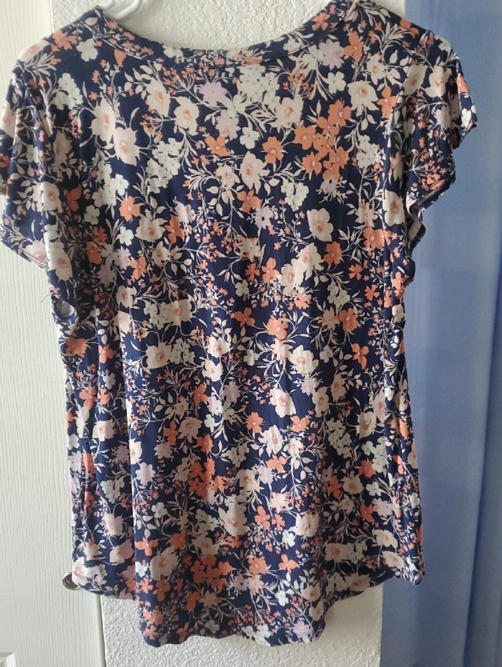 Liz Claiborne Navy Short Sleeve V-Neck Top with Peach & Cream Floral - Picture 2 of 5